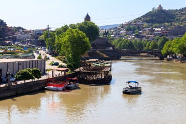 Tiflis, Gürcistan - 1 Mayıs 2018: Tiflis, Gürcistan 'daki Kura (Mtkvari) nehri