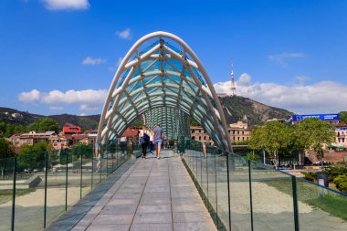 Tiflis, Gürcistan - 1 Mayıs 2018: Tiflis 'te Barış Köprüsü. Kura Nehri üzerindeki yaya köprüsü
