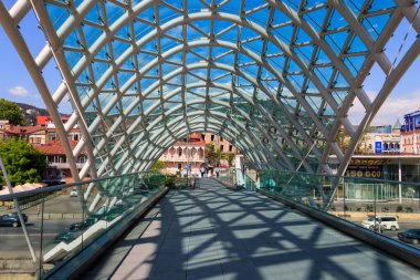 Tiflis, Gürcistan - 1 Mayıs 2018: Tiflis 'te Barış Köprüsü. Kura Nehri üzerindeki yaya köprüsü