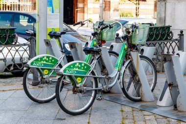 Batumi, Adjara, Gürcistan - 3 Mayıs 2018: Batumvelo bisikletleri Batumi 'nin merkezinde kiralık. Kullanıcılar sokak terminallerinden bisiklet kiralayabilir ve onları başka uygun yerlerde geri verebilirler.