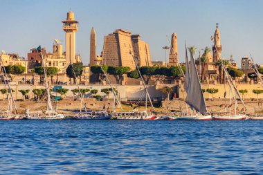 Luxor Tapınağı, Luxor 'da Nil Nehri' nin doğu kıyısında bulunan büyük bir Antik Mısır tapınak kompleksi. Nil Nehri 'nden görüntüle