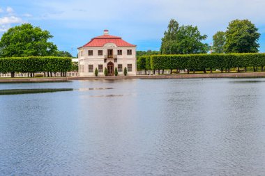 Marly Sarayı St. Petersburg, Rusya 'daki Aşağı Peterhof Parkında.