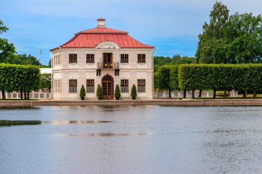 Marly Sarayı St. Petersburg, Rusya 'daki Aşağı Peterhof Parkında.