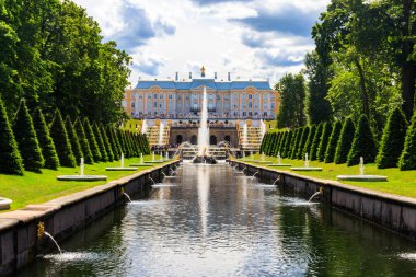St. Petersburg, Rusya 'daki Peterhof Sarayı ve Deniz Kanalı' nın manzarası
