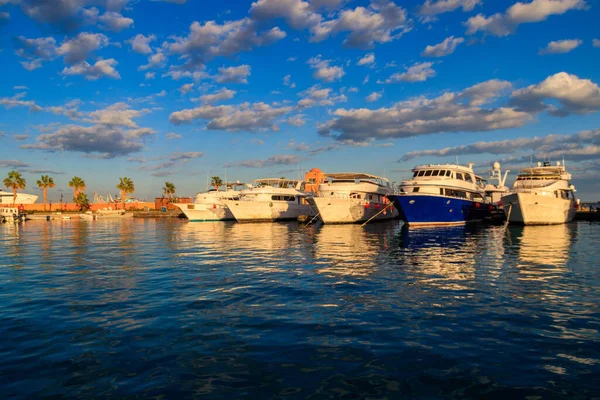 Λευκά Γιοτ Στο Λιμάνι Της Χουργκάντα Αίγυπτος Λιμάνι Τουριστικά Σκάφη — Φωτογραφία Αρχείου