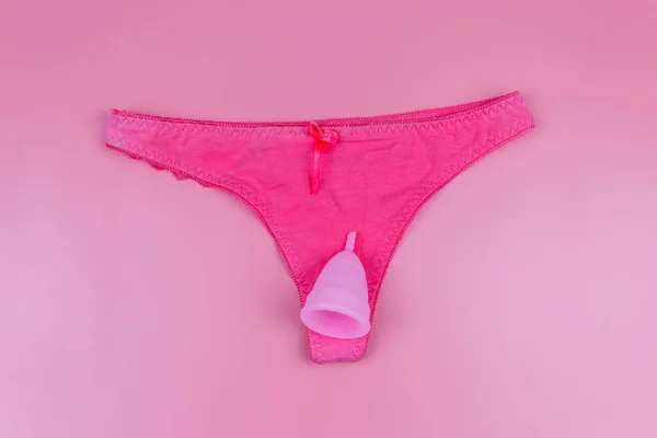 Damenhöschen Mit Menstruationstasse Auf Pastellrosa Hintergrund Ansicht Von Oben Konzept — Stockfoto