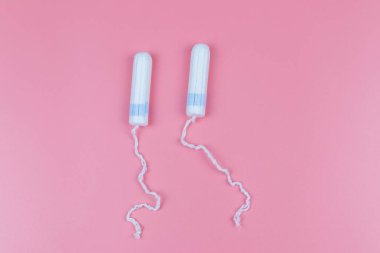 Pastel pembe arka planda tamponlar. Üst görünüm