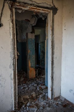 Terk edilmiş eski dairenin içinde.