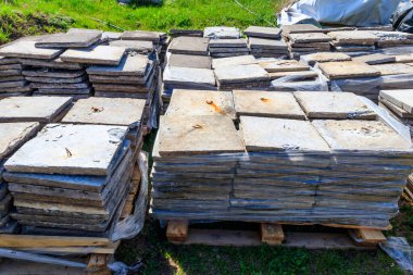 İnşaat alanında kaldırım döşemeleri yığını