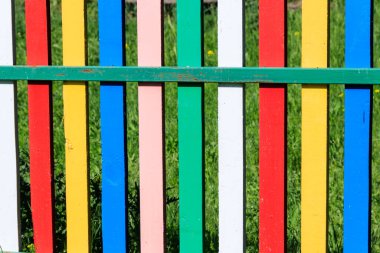 Çok renkli ahşap çitlere yakın plan.