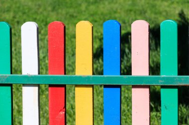 Çok renkli ahşap çitlere yakın plan.