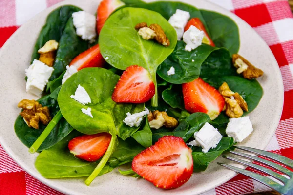 Färsk Hälsosam Sallad Med Jordgubbe Spenat Valnötter Och Fetaost Träbordet — Stockfoto