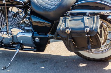 Motorsiklet kapağında deri bir motosiklet çantası. Motosikletli konsept seyahat