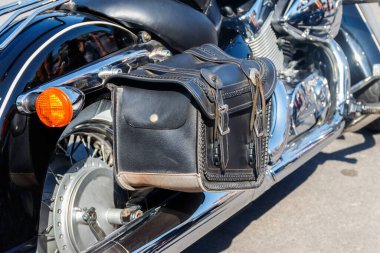 Motorsiklet kapağında deri bir motosiklet çantası. Motosikletli konsept seyahat