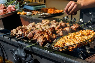 Metal şişte pişen ızgara kebap. Barbeküde kızartılmış et. Geleneksel doğu yemeği, şiş kebap. Kömür ve alevler üzerine ızgara, piknik, sokak yemekleri