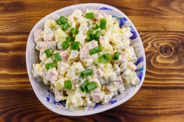 Geleneksel Rus şenlik salatası Olivier tahta masada. Üst görünüm