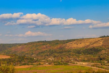 Mavi gökyüzü ve dağ tepelerinde renkli sonbahar ağaçları olan resimli sonbahar manzarası