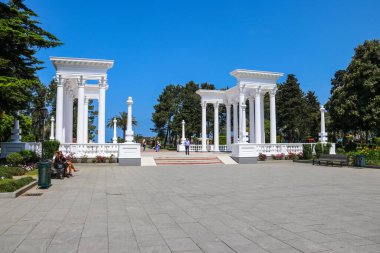 Batumi, Adjara, Gürcistan - 3 Mayıs 2018: Batumi Bulvarı girişinde beyaz zarif sütunlar