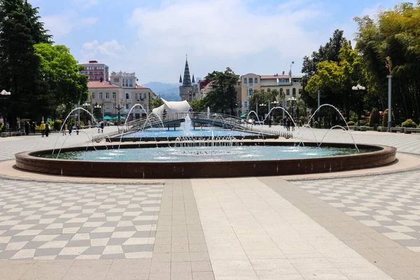 Batum, Acara, Gürcistan - 3 Mayıs 2018: Batum Bulvarı'nda güzel çeşme, şehir merkezindeki ünlü turistik yer