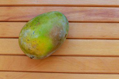 ahşap masa üzerinde taze mango meyve