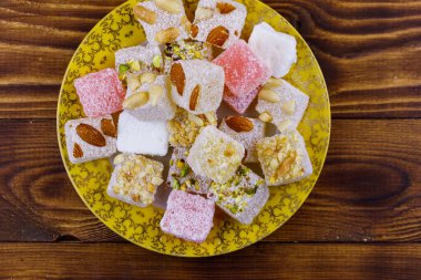 Ahşap masa üzerinde bir tabakta Türk lokumu