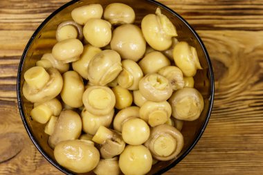 Cam kase salamura petrol ile. Ahşap masa üzerinde Marine mantar