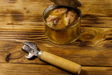 Açık konserve konserve sardalya balık ve ahşap masa üzerinde açacağı olabilir