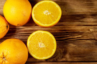 Tahta masada taze portakallar.