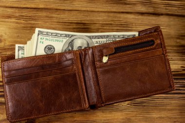 Ahşap masa üzerinde Amerikan doları ile açılan cüzdan