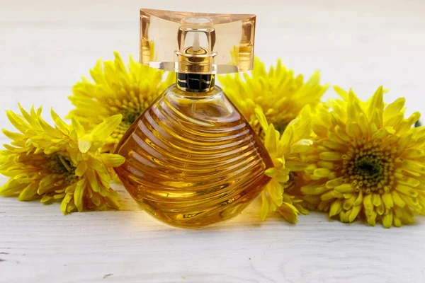 Frauen Parfüm Mit Blumen Auf Weißem Holzhintergrund — Stockfoto
