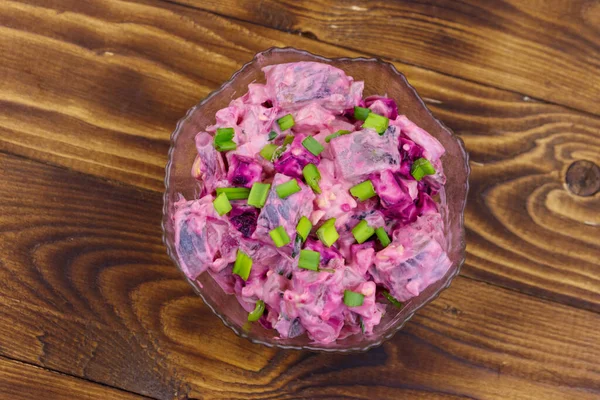 Smakelijke Salade Met Haring Rode Biet Eieren Mayonaise Houten Tafel — Stockfoto