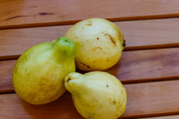 Fruits Goyave Entiers Sur Table Bois — Photo