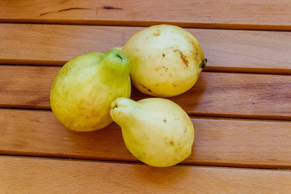 Frutti Interi Guava Sul Tavolo Legno — Foto Stock