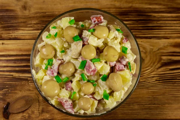 Salată Cartofi Ciuperci Marinate Cârnați Ceapă Maioneză Masă Lemn — Fotografie, imagine de stoc