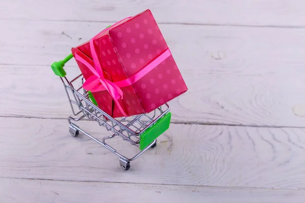 Carrito Compras Con Caja Regalo Grande Sobre Fondo Madera Blanco —  Fotos de Stock