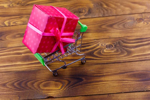 Carrito Compras Con Caja Regalo Grande Sobre Fondo Madera —  Fotos de Stock