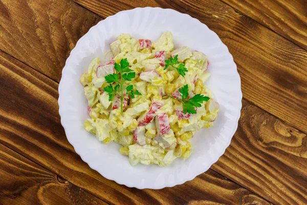 Salat Mit Krabbenspießen Mais Chinakohl Eiern Und Mayonnaise Auf Holztisch — Stockfoto