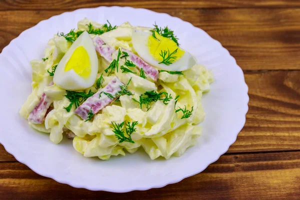 Salat Mit Chinakohl Zwiebeln Wurst Eiern Und Mayonnaise Auf Holztisch — Stockfoto