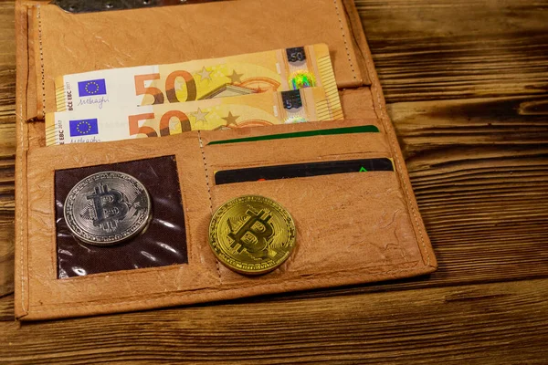 Pénztárca Ötven Euróval Bitcoinnal Fából Készült Háttérrel — Stock Fotó