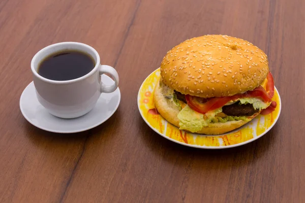 Lækker Hamburger Kop Kaffe Træbord - Stock-foto