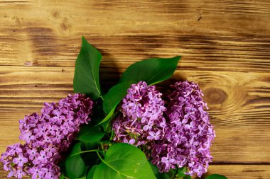 Ahşap arka planda mor leylak. Üst görünüm, alanı kopyala