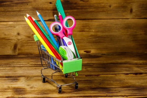 Comprando Útiles Escolares Carro Compras Con Útiles Escolares Sobre Fondo —  Fotos de Stock