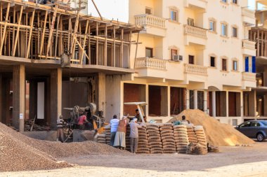 Hurghada, Mısır - 6 Aralık 2018: Hurghada, Mısır 'da inşaat alanında çalışan bir grup inşaatçı