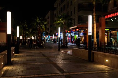 Hurghada, Mısır - 6 Aralık 2018: Geceleri Sakala Mahallesi 'nde yayalar