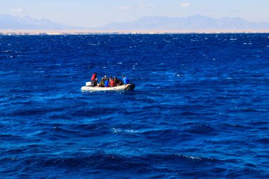 Hurghada, Mısır - 7 Aralık 2018: Kızıldeniz, Mısır 'da turistlerle dolu şişme tekne