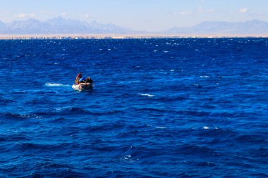 Hurghada, Mısır - 7 Aralık 2018: Kızıldeniz, Mısır 'da turistlerle dolu şişme tekne
