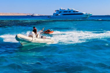 Hurghada, Mısır - 7 Aralık 2018: Mutlu turistler Kızıl Deniz 'de şişme bot sürerken eğleniyorlar