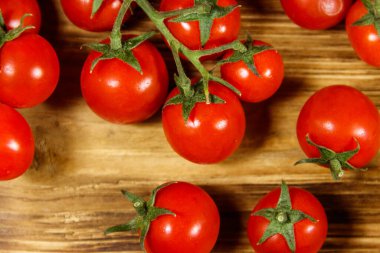 Tahta bir masada taze kiraz domatesleri. Üst görünüm