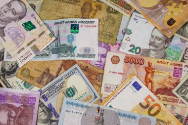 Avro 'nun çok yönlü geçmişi Amerikan doları, Rus rublesi, Mısır sterlini ve Ukrayna hrivniası.