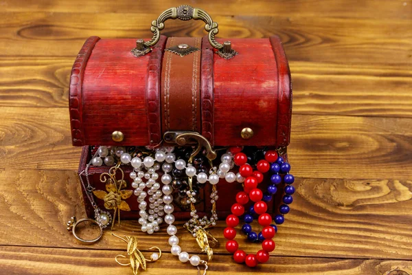 Vintage Σεντούκι Θησαυρού Γεμάτο Κοσμήματα Και Αξεσουάρ Ξύλινο Φόντο — Φωτογραφία Αρχείου